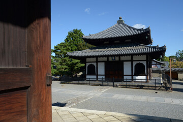 Fototapeta premium 妙心寺 仏殿から経蔵を望む 京都市右京区花園