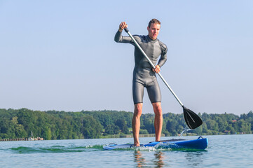 Trendsport Stand Up Paddling - auf dem Board stehend auf dem Wasser unterwegs