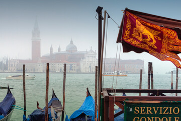 Venezia. Stazione del vaporetto e bandiera di San Marco in Piazza verso San Giorgio Maggiore