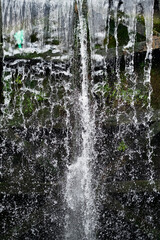 Chute d'eau tombant d'une écluse fermée