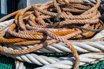 Fototapeta na wymiar Cuerdas y redes de pesca en el puerto de pesca de Blanes.
