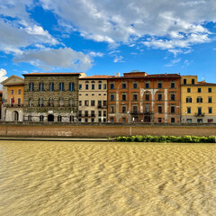 Fototapeta na wymiar Passeggiando ed osservandola città di Pisa Italy