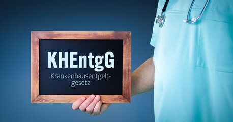 KHEntgG (Krankenhausentgeltgesetz). Arzt zeigt Schild/Tafel mit Holz Rahmen. Hintergrund blau