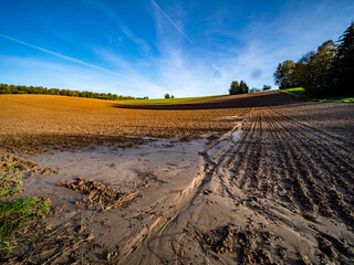 Schlammiger Ackerboden nach Starkregen