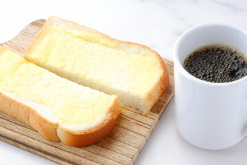 マーガリンを塗ったパンとコーヒーの朝食