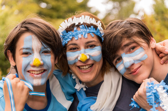 Primer plano de fan&aacute;ticos del seleccionado argentino de futbol. Listos para alentar al equipo en los partidos del mundial. 