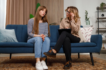 Obraz premium Female psychotherapist working with young woman in home