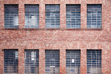 Alte Fenster in Backsteinwand