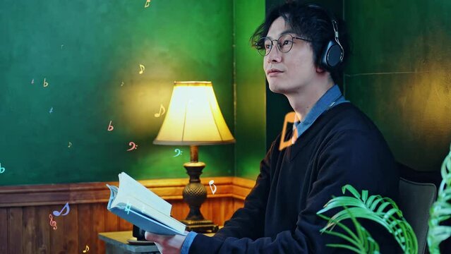 ヘッドホンで音楽を聴く男性