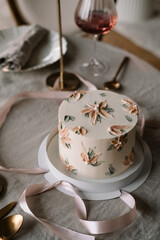 Floral wedding cake design. Vintage wedding cake. Cake serving on the wedding table.