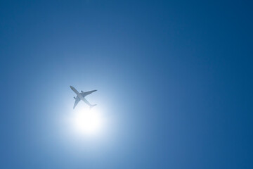 Flugzeug in der Sonne 