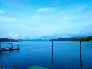 Obraz premium Tourist pier for picking up and dropping off tourists on Cheow Lan Dam Lake, a beautiful lake in Thailand.