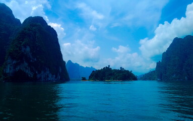 Obraz premium Picture of small islands in Cheow Lan Lake, a beautiful lake in Thailand.