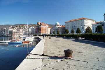 Fototapeta premium Porto di trieste, molo presso la banchina con barche all'ormeggio