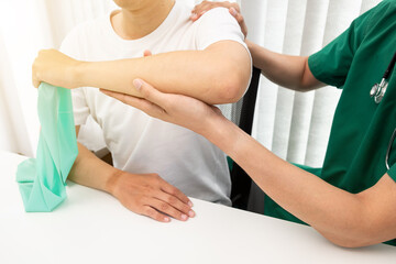 Obraz premium Therapist treating a male injured by shoulder impingement test.