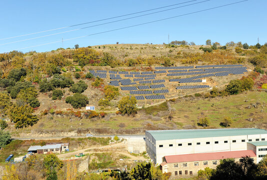 Paneles de energ&iacute;a fotovoltaica para la industria en B&eacute;jar, provincia de Salamanca, Castilla y Le&oacute;n, Espa&ntilde;a. Huerto solar en la ladera de una monta&ntilde;a.