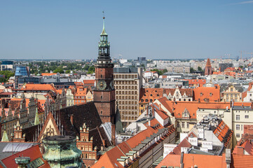 Obraz premium Wroclaw's old town, roofs of tenement houses and the Market Square on a sunny summer day. City.