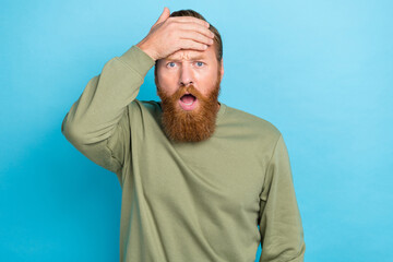 Photo of forgetful handsome guy with ginger hairstyle khaki long sleeve arm on forehead open mouth...