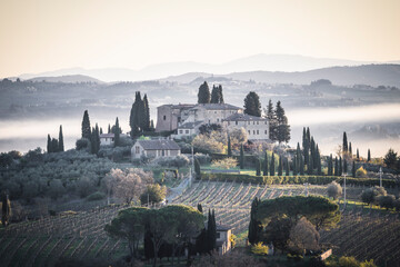 Entorno del pueblo de San Gimignano típico de la Toscana Italiana. - obrazy, fototapety, plakaty