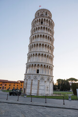 Entorno de la torre de Pisa en italia.
