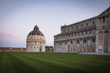 Entorno de la torre de Pisa en italia.