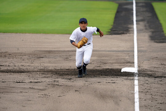 バントシフトでダッシュする一塁手（高校野球）