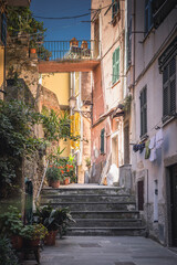 Fototapeta na wymiar detalle de las calles de monterosso al atardecer