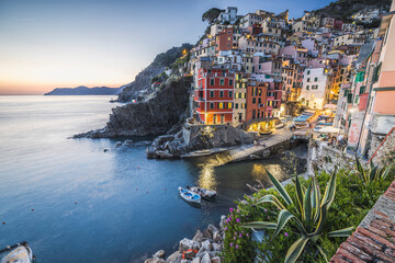 Fototapeta na wymiar pueblo de Riomaggiore en Cinque Terre al Atardecer