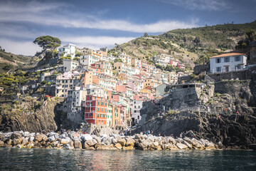 Fototapeta premium pueblo de Riomaggiore en Cinque Terre al Atardecer