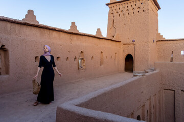 Fototapeta na wymiar A Lovely Model Wears An Al-Amira While Traveling To The Sahara Desert
