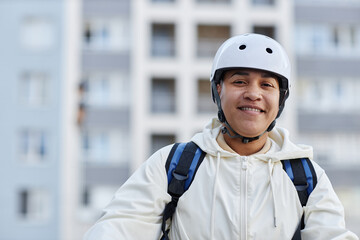 Fototapeta na wymiar Portrait of smiling woman working in food delivery service, copy space