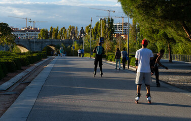 Obraz premium people skating in a park