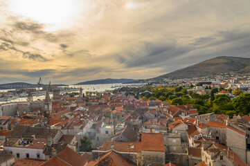 Zabytek Unesco. Miasto Trogir w Chorwacji. Widok na miasto Trogir. Wybrzeża Chorwacji. Niebieskie...