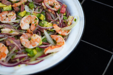 Ceviche de at&uacute;n con camarones 