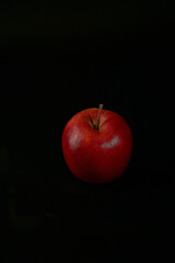 Czerwone jabłko na czarnym tle - obrazy, fototapety, plakaty