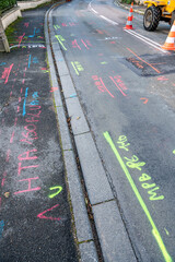 Marquage au sol de r&eacute;seaux enterr&eacute;s avant travaux voirie. Diff&eacute;rents codes de couleur