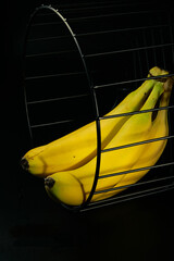 banany w czarnym koszyku