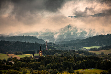 Najsłynniejszy bieszczadzki widok na Lutowiska z górami we mgle na horyzoncie, Bieszczady, Polska - obrazy, fototapety, plakaty