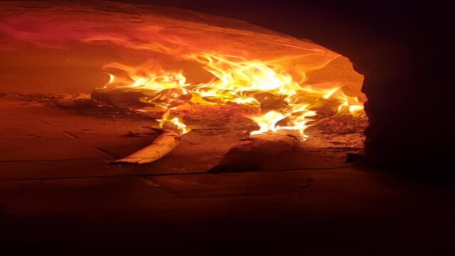 legna che arde nel forno di una pizzeria