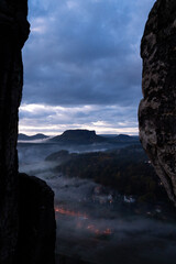 Lilienstein Sandstein Felsen Berg in der S&auml;chsischen Schweiz zum Sonnenaufgang im Herbst mit Nebel &uuml;ber dem Fluss Elbe