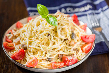 La cucina italia - pasta with ham and tomatoes