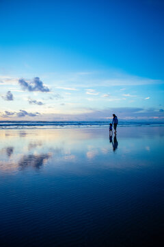 Einsam am Strand mit spiegelnder Wasserfl&auml;che, Baylys Beach