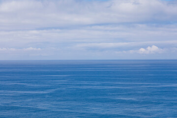 Mar y cielo separados por un horizonte