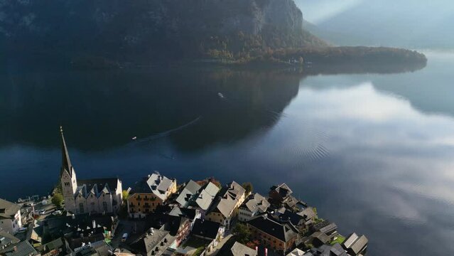 Blick auf  Hallstatt in den &ouml;sterreichischen Alpen am Morgen im Herbst, Salzkammergut, Hallstatt, &Ouml;sterreich - Stock Footage