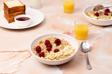 oatmeal with banana and raspberries