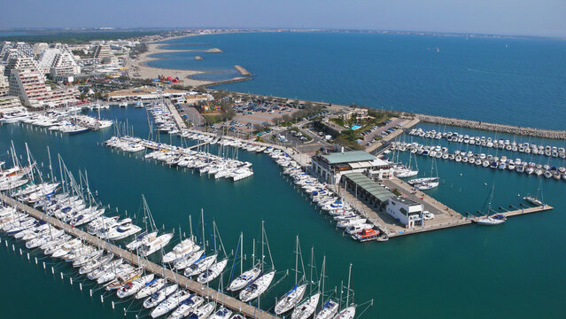 Photo a&eacute;rienne La Grande Motte port de la Grande Motte pr&egrave;s de Montpellier quais voiliers bateaux amarr&eacute;s capitainerie port plaisance nautisme voile H&eacute;rault, Artenseo, Occitanie, tourisme, vacances