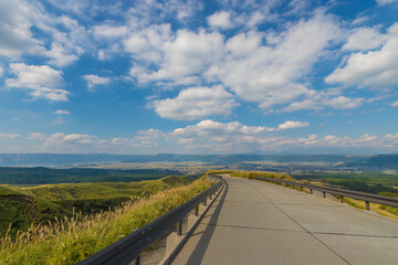 Naklejka premium 青空と道（熊本県阿蘇市）