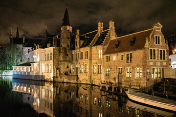 bâtiments de la ville de Bruges la nuit