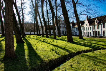 parc d'un cloitre dans la ville de Bruges