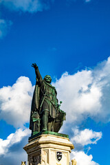Fototapeta premium statue de bronze levant le bras vers le ciel